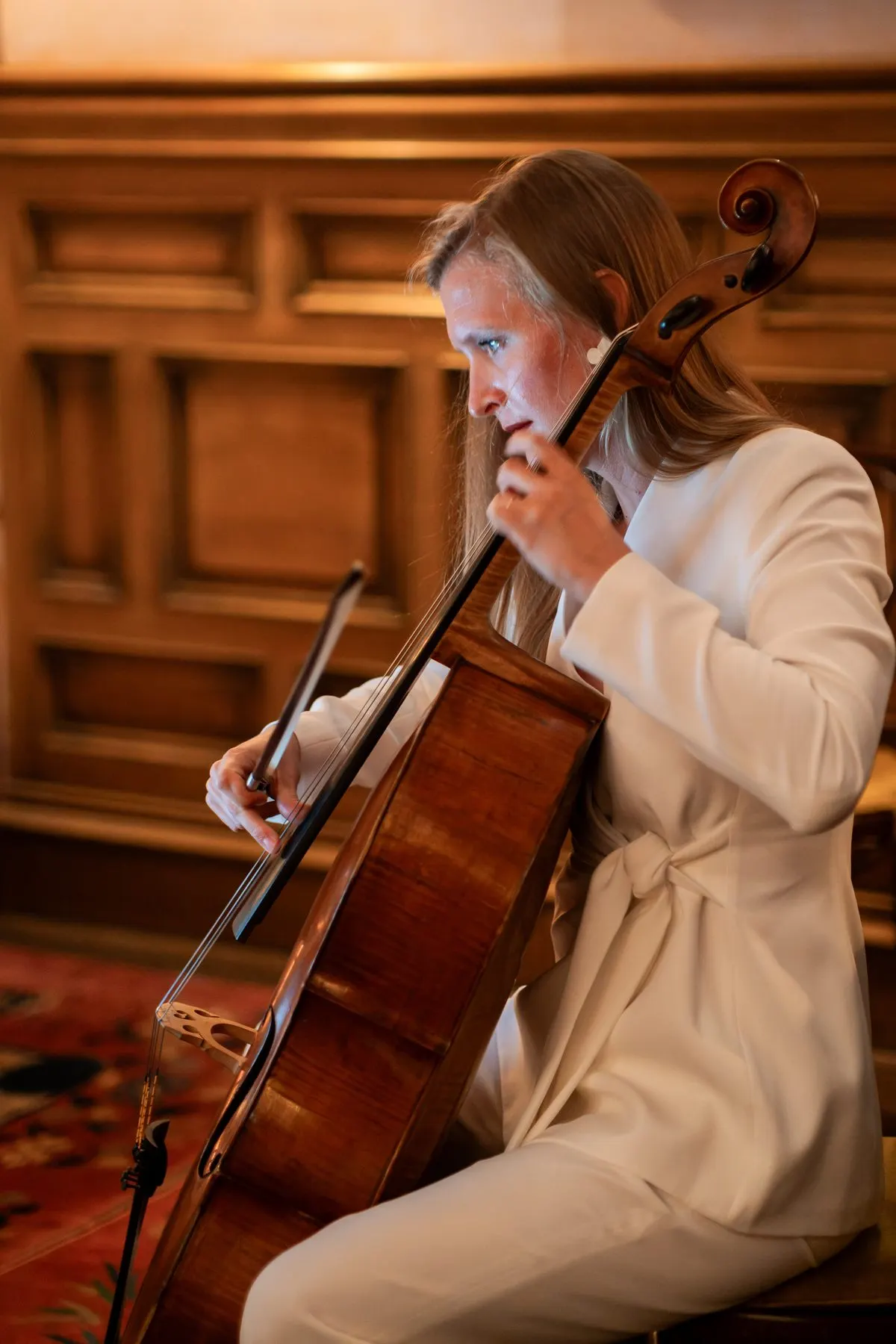 Arlen Hlusko playing cello, close